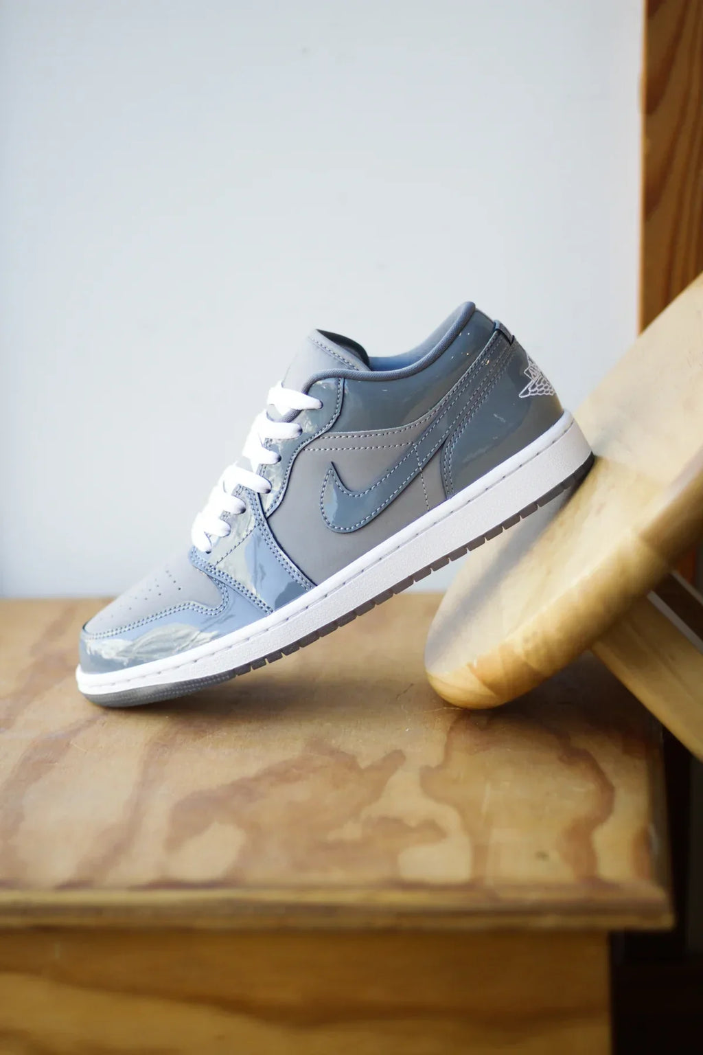 Jordan 1 Low SE Gris moyen Gris froid Blanc