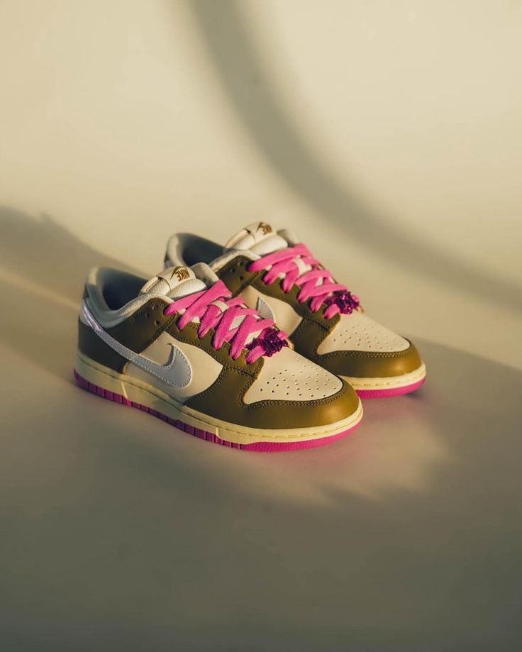 Nike Dunk Low SE Bronzine Pink